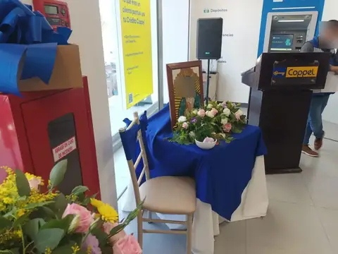 Sucursal BanCoppel: mesa con arreglo floral junto al cajero automático
