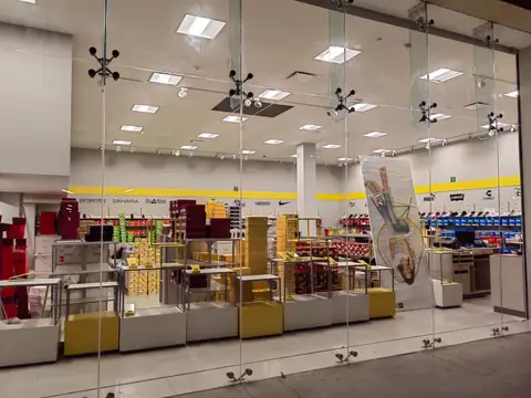 Fachada de cristal con el interior iluminado