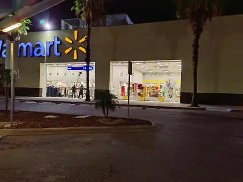 Fachada exterior de noche junto a Walmart