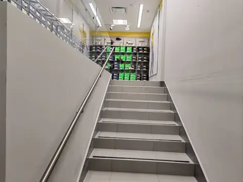 Escalera interior con pasamanos metálico