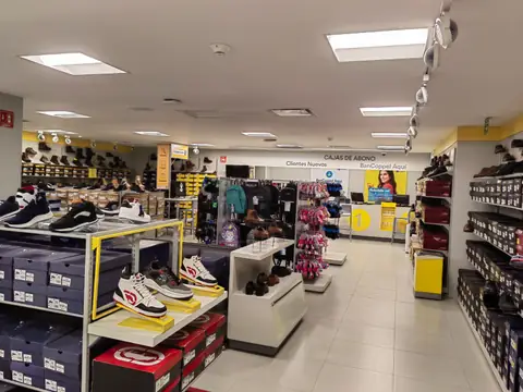 Piso de ventas con exhibidores de calzado deportivo