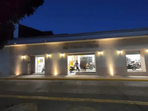 Fachada de noche con iluminación de muro