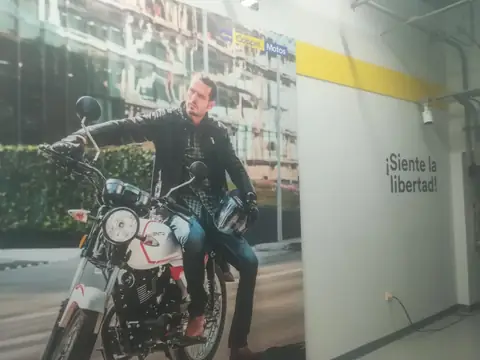 Mural con motociclista y la leyenda «¡Siente la libertad!»