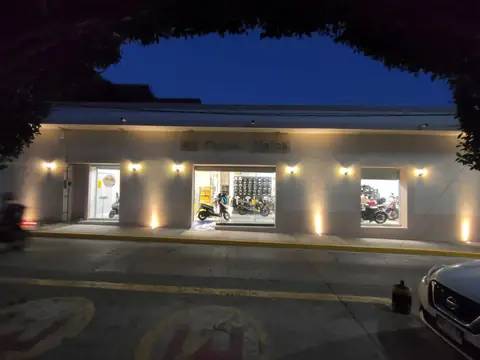 Fachada de noche, otro ángulo