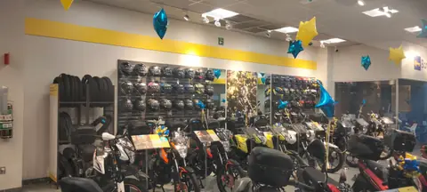 Interior con cascos y llantas en exhibición
