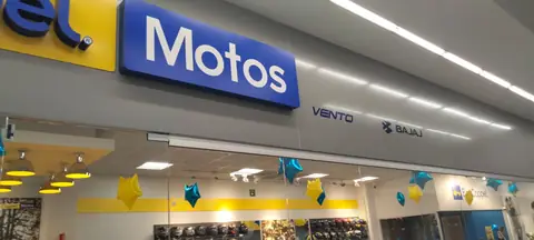 Letrero Coppel Motos dentro de la plaza, con globos de inauguración