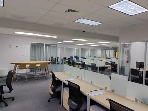 Área de trabajo con mesa alta y bancos