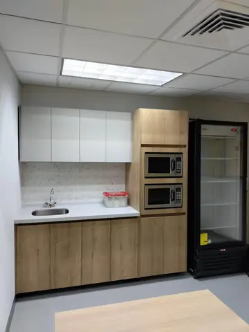 Cocineta con microondas y refrigerador