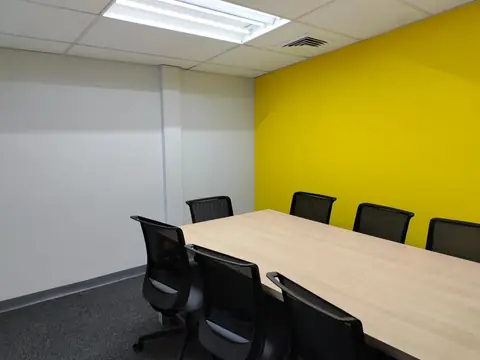Sala de juntas con muro amarillo