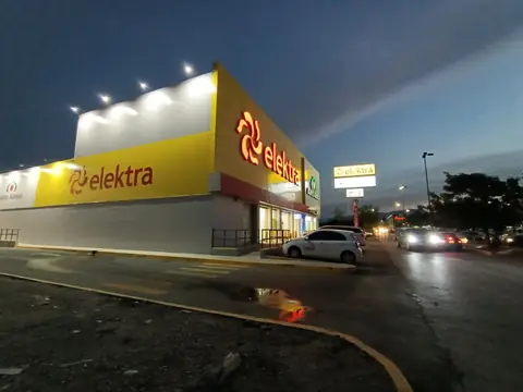 Fachada Elektra al anochecer con luminarias