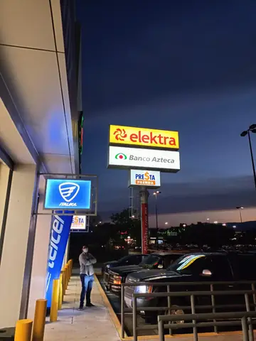 Pilón con letreros Elektra y Banco Azteca