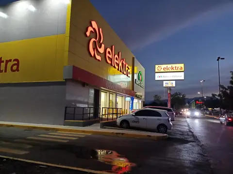Esquina de la fachada Elektra al anochecer