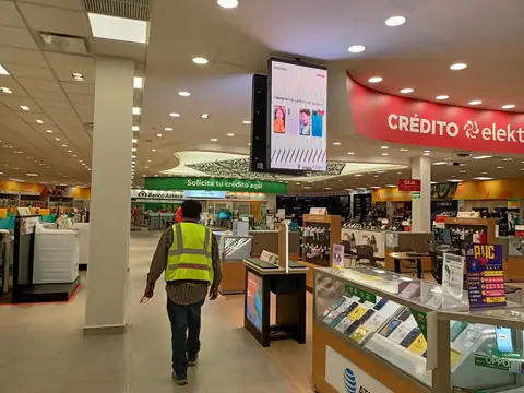 Piso de ventas de Elektra con módulo AT&T y letrero Crédito Elektra