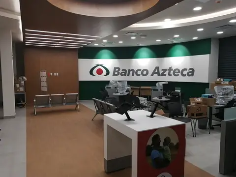 Sucursal Banco Azteca: sala de espera con bancas y plafón de madera