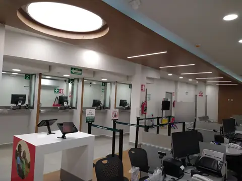 Ventanillas numeradas con barreras de fila