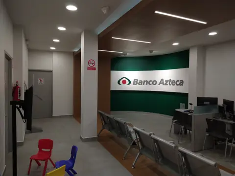 Sala de espera con muro verde y sillas infantiles
