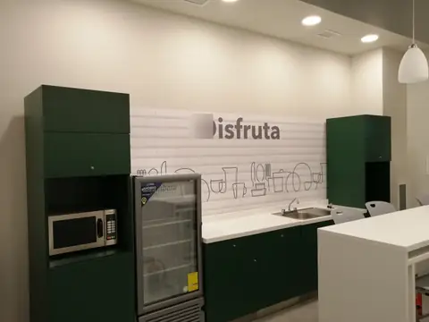 Cocineta «Disfruta» con gabinetes verdes y microondas