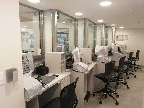 Área de atención con impresoras y sillas