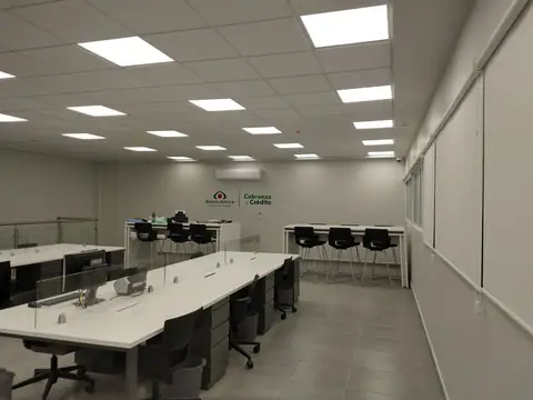 Oficina «Cobranza y Crédito» con escritorios