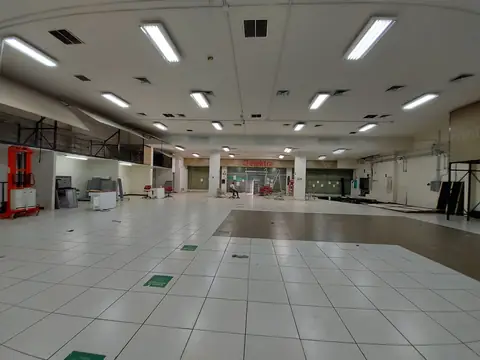 Local Elektra antes de la remodelación: piso de ventas vacío, vista general