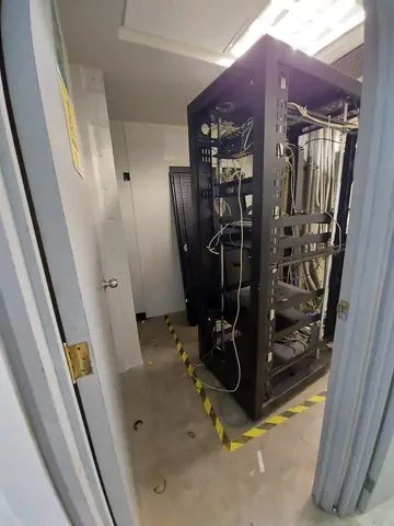 Rack de comunicaciones instalado en un cuarto técnico