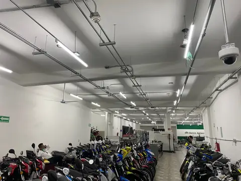 Salón con motocicletas en exhibición