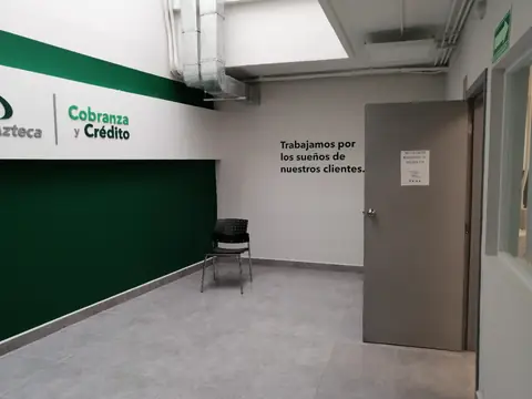 Sala con muro verde «Cobranza y Crédito»