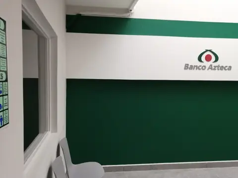 Muro verde con logotipo de Banco Azteca